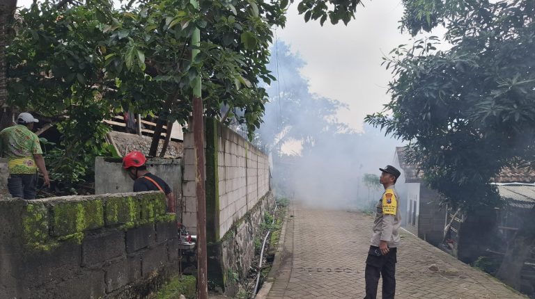 Fogging Digelar di Dusun Sumbersari, Kapolsek Lumbang: “Upaya Penanggulangan Wabah Chikungunya Harus Cepat dan Terarah”