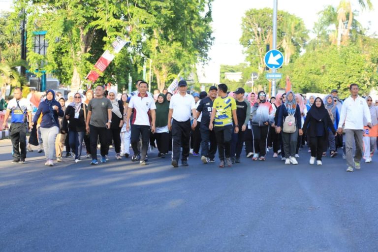 Ribuan Peserta Ikuti Jalan Santai dan memeriyakan Peringati Hari Guru dan HUT Korpri di Kota Probolinggo