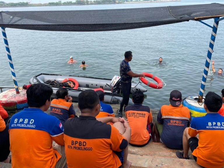 Satpolairud Polres Probolinggo dan BPBD Kota Probolinggo Tingkatkan Kesiapsiagaan Lewat Latihan Kolaborasi Water Rescue