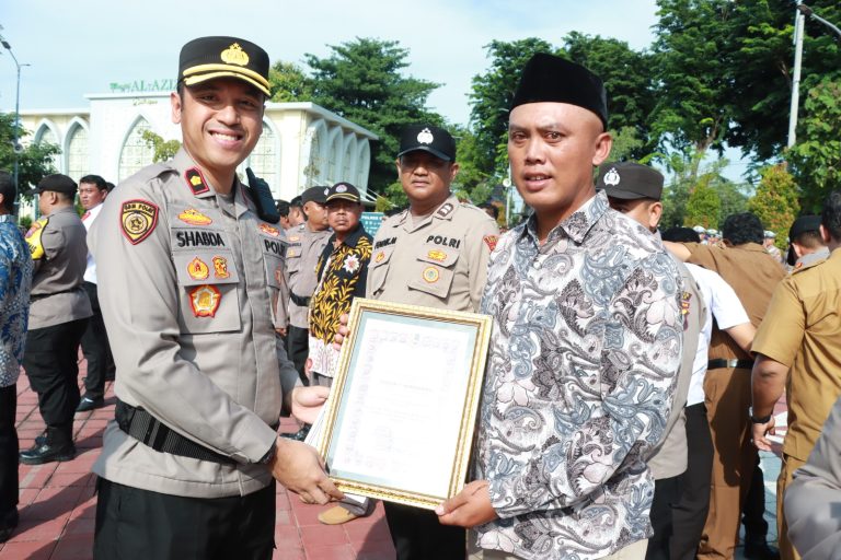Polres Gresik Beri Penghargaan Puluhan Anggota Berprestasi dan Belasan Tokoh Masyarakat Penjaga Kamtibmas