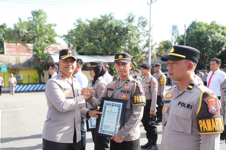 Kapolres Kediri Beri Penghargaan 69 Personel Berprestasi