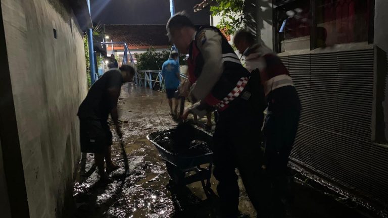 Personel Polres Probolinggo gerak cepat Terjun Langsung ke lokasi Bantu Warga Terdampak Banjir di Wilayah Dringu