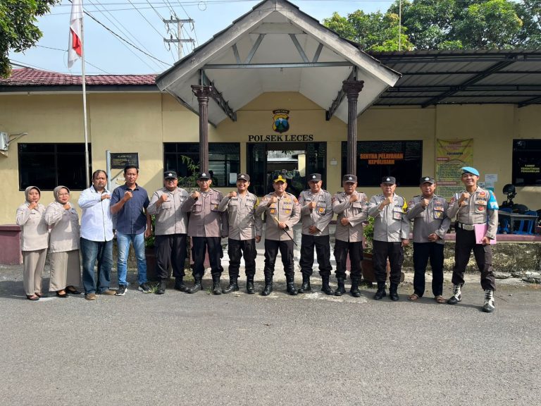 Kapolres Probolinggo memimpin apel di Polsek leces.dan menegaskan harus di siplin integritas dan pelayanan humas