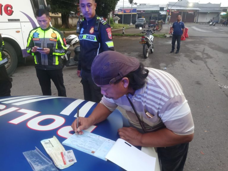 Satlantas Polres Kediri Kota Tahan Bus Bagong Usai Terobos Lampu Merah di Simpang Muning