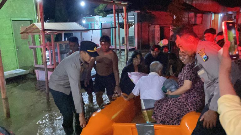 Tanggap dan Humanis, Polres Probolinggo Hadir di Tengah Bencana Banjir