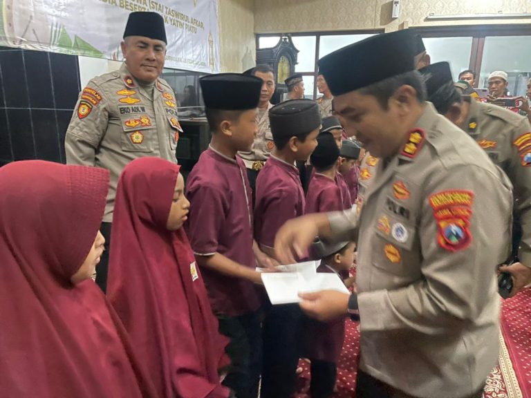 Merajut Kebersamaan, Polres Pelabuhan Tanjung Perak Buka Bersama Insan Pers dan Santuni Anak Yatim