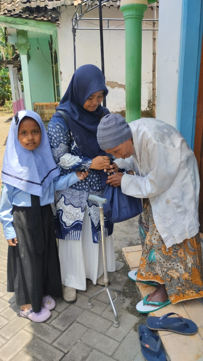 Semangat Berbagi di Bulan Suci, Madrasah Miftakhul Ulum Plinggisan Tebar Takjil dan Bantuan Sosial untuk Kaum Duafa