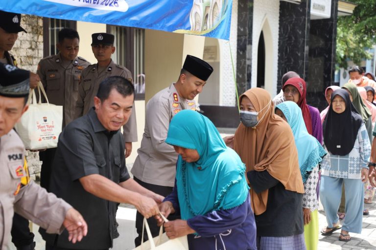 Polres Kediri Gandeng PT Mitra Jaya Farmindo Gelar Bakti Sosial di Plemahan