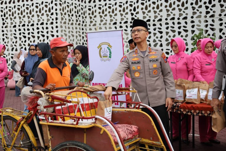 Polres Trenggalek dan Bhayangkari Berbagi Ratusan Menu Buka Puasa Gratis