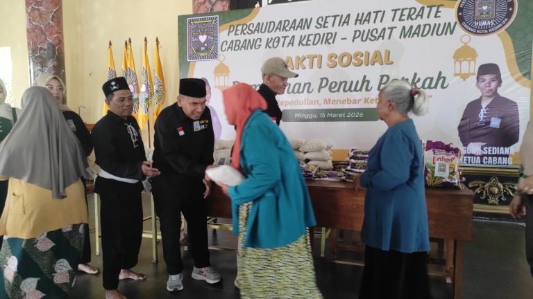 PSHT Cabang Kota Kediri Pusat Madiun Bagikan 218 Paket Zakat kepada Warga Kurang Mampu