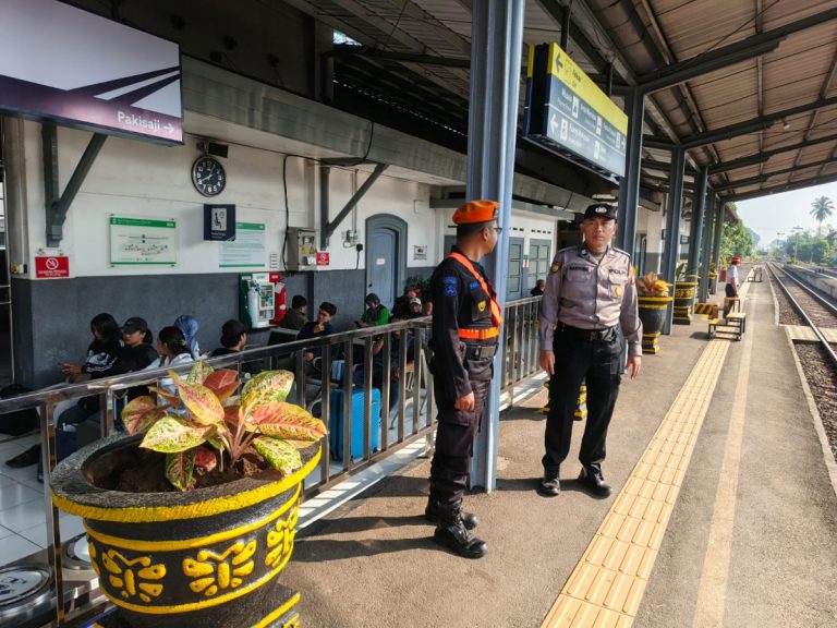 Puncak Arus Balik Lebaran Polres Malang Tingkatkan Pengamanan di Stasiun dan Terminal