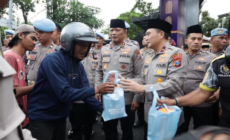 Ramadan Berkah, Kapolda Jatim Berbagi Takjil dan Buka Puasa Bersama Elemen Masyarakat