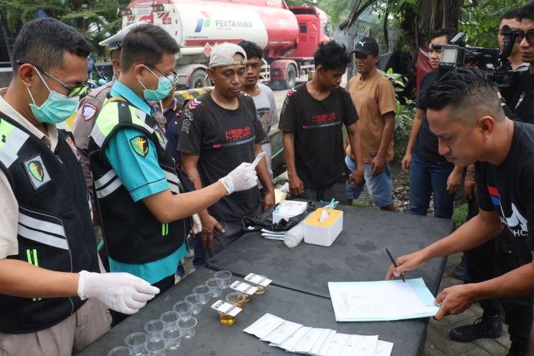Pastikan Keselamatan Perjalanan Polres Tanjung Perak Cek Urine 43 Sopir Truk dan Bus Jelang Mudik Lebaran.