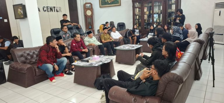 Keluarga Korban Tragedi Kanjuruhan Demo ke DPRD Kabupaten Malang, Tolak Laga Arema vs Persebaya di Stadion Kanjuruhan