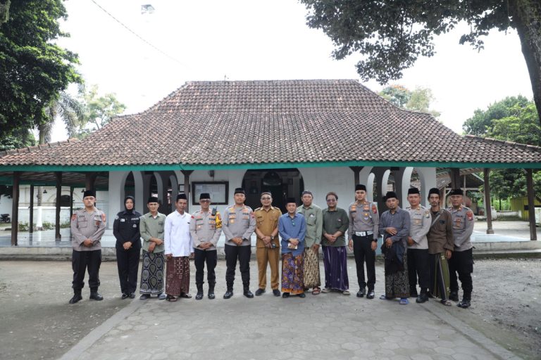 Kapolres Kediri bersama Ketua Himasal Kediri Raya Silaturahmi ke Salah Satu Ponpes Tertua di Kediri, Ponpes Mahir Arriyadl