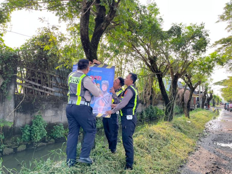 Cegah Kecelakaan, Satlantas Polres Pasuruan Pasang Banner Peringatan di Jalan Berlubang Beji