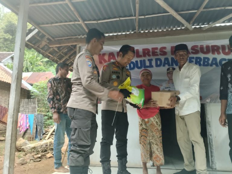 Polri Untuk Masyarakat: Kapolres Pasuruan Blusukan Salurkan Bansos untuk Warga