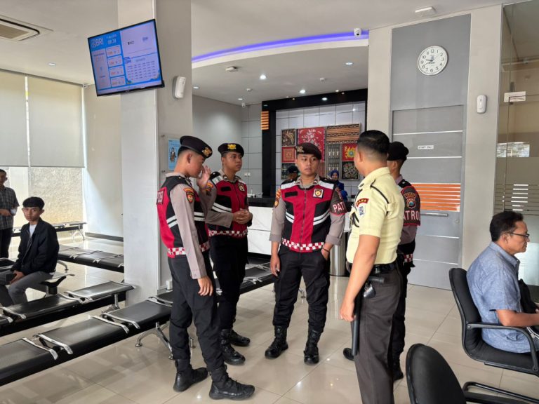 Patroli Kota Presisi Polres Kediri Sasar Bank dan Pasar, Utamakan Keamanan Masyarakat
